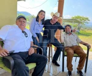 Una de las fotografías incorporadas al expediente de la ATIC muestra al exdiputado Víctor Hugo Romero Chinchilla junto a la subdirectora de fiscales, María Tejada, y al entonces ministro de Seguridad, Ramón Sabillón, en una propiedad de Cucuyagua, Copán.