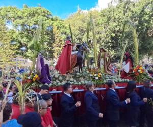 La fe se hizo presente en las calles de Tegucigalpa y Comayagüela, donde cientos de fieles participaron con ramos bendecidos en el inicio de la Semana Santa.