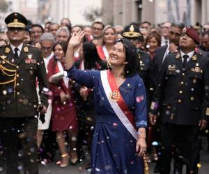 La derechista Keiko Fujimori juró este martes como presidenta de Perú para el quinquenio 2026-2031, acto con el que asume oficialmente el cargo para el que fue elegida en las recientes elecciones, en las que se impuso en la segunda vuelta por una ajustada diferencia de menos de 50.000 votos sobre el izquierdista Roberto Sánchez.