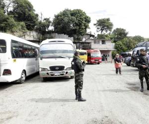 Uno de los sectores que han sido muy afectados por el cobro de extorsión es el transporte, por lo que las terminales de buses son vigiladas por agentes policiales y militares.