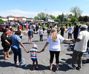 Decenas de personas se tomaban de las manos y oraban por las víctimas del fatal tiroteo.