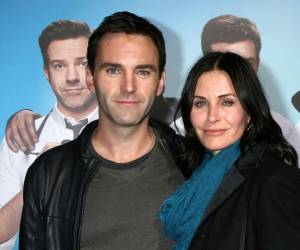 Trece años, un compromiso roto y una reconciliación que parecía haber superado toda prueba. Sin embargo, la actriz Courteney Cox, de 62 años, y el músico Johnny McDaid, de 49, han confirmado el fin de su historia de amor, en lo que quienes los conocen describen como una decisión madura, sin heridas abiertas ni reproches.