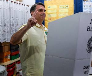 El hijo del expresidente Bolsonaro lidera las elecciones presidenciales en Brasil.