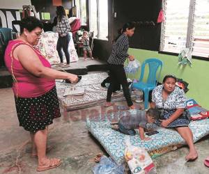 Los albergados cocinan sus alimentos con ayuda de vecinos.