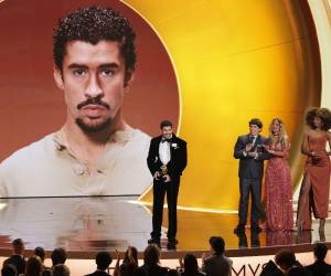 Debí tirar más fotos, el álbum ganador, ha sido interpretado por críticos musicales como una reflexión nostálgica sobre la identidad boricua y las raíces culturales.