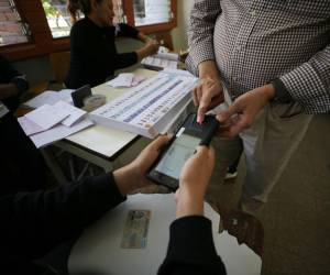 El Consejo Nacional Electoral lanzó oficialmente los pliegos para la contratación del TREP. Cossette López aseguró que la licitación garantiza participación abierta y sin privilegios.