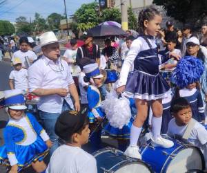 Niños de prebásica participaron en un colorido desfile por el bulevar Kennedy para conmemorar los 205 años de independencia de Honduras.