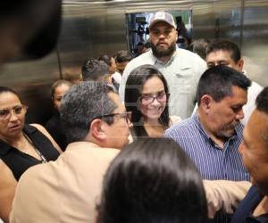 La diputada suspendida Isis Cuéllar llegó a la Corte Suprema de Justicia de Honduras para cumplir con la firma del libro tras las medidas cautelares impuestas.