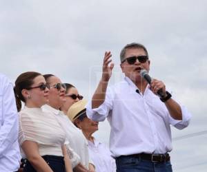 Este domingo 26 de julio, el expresidente Juan Orlando Hernandez regresó a Honduras después de cuatro años, un periodo en el que su núcleo familiar experimentó cambios que no presenció de manera directa. ¿Qué cambios encontrará en su familia? Su esposa, Ana García, describió algunos de esos cambios en declaraciones previas a su llegada al país.