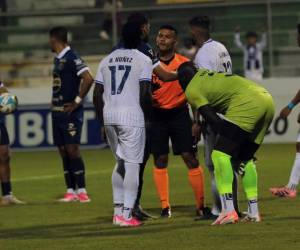 Polémico penal en el Motagua ante Génesis; señalan al árbitro Arlington Escobar