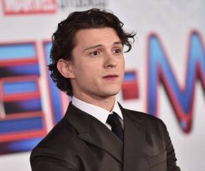 Spider-Man Brand New Day acumuló 932 millones de dólares en su primer fin de semana en salas de todo el mundo, la mayor apertura global para una película de superhéroes después de Avengers Endgame. El estreno, con Tom Holland de vuelta bajo la máscara del trepamuros, llegó apenas dos semanas después de que La odisea, el drama épico de Christopher Nolan, superara los 900 millones de dólares en su recorrido mundial. Ambas producciones comparten protagonista, y esa coincidencia ha bastado para situar al actor británico en el centro de las cuentas de Hollywood este verano.