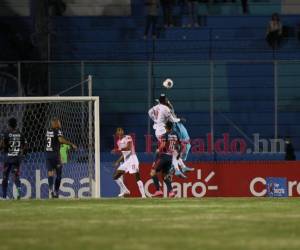 Marlon Licona, Jerry Bengtson y Yustin Arboleda protagonizaron la acción más polémica de la noche luego de que Said Martínez invalidara lo que era el 2-1 de los Leones.