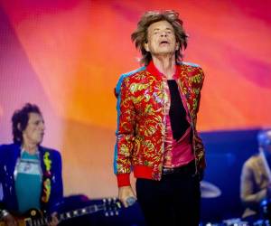 Las escasas imágenes publicadas muestran a un hombre del que no se ve el rostro en el momento de poner el vinilo mencionado. La camiseta negra que lleva puesta dice ¿Quién diablos son Las Cucarachas?.