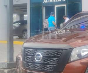 Este jueves 11 de junio, autoridades de la Dirección Policial de Investigaciones (DPI), miembros del Ministerio Público y de la Policía Nacional intervinieron una clínica estética ubicada en el bulevar Morazán para sustraer documentación que ayuden a esclarecer la muerte de la chef y presentadora Sandra Días del Valle, de 46 años, registrada el reciente miércoles 10 de junio.