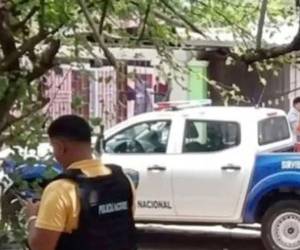 Agentes de la Policía Nacional llegaron al lugar de la balacera para investigar la muerte de las tres personas en Nacaome, Valle.