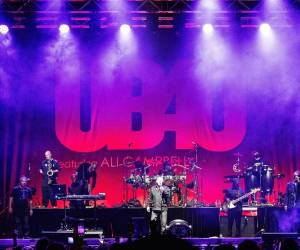 Hay algo particular en los conciertos de UB40 ft. Ali Campbell que los diferencia de una simple revisita al catálogo. No es nostalgia en el sentido pasivo del término. Es otra cosa.