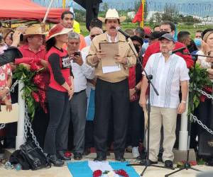 Manuel Zelaya estuvo acompañado de los familiares de los hondureños muertos en el marco del golpe de Estado.
