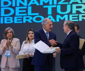 El presidente de la República, Nasry Juan Asfura recibió el reconocimiento por su aporte al desarrollo sostenible, la integración regional y el impulso al turismo como motor de crecimiento económico.