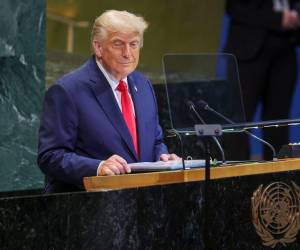 Trump amenaza con atacar Irán si no reabre el estrecho de Ormuz antes del plazo, clave para el tránsito del petróleo.