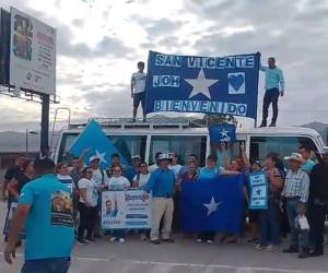 La militancia nacionalista que apoya al expresidente Juan Orlando Hernández empezó a movilizarse desde tempranas horas de la mañana de este domingo 26 de julio, día en que se espera que aterrice en el Aeropuerto Internacional Palmerola en un vuelo privado.