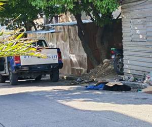 La mujer estaba tirada en la 12 calle de Comayagüela, en el barrio Perpetuo Socorro.