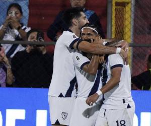 Con goles de Darwin Lom, Olger Escobar y Óscar Santis, Guatemala ganó a Surinam.