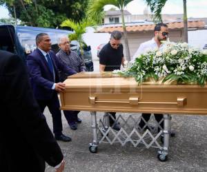 Familiares, amigos, colegas y seres queridos de la chef Sandra Díaz del Valle se congregaron este sábado 13 de junio en la parroquia Santa Teresa de Jesús, ubicada en la colonia 15 de septiembre, en Tegucigalpa, para realizar una misa de cuerpo presente previo al último adiós.
