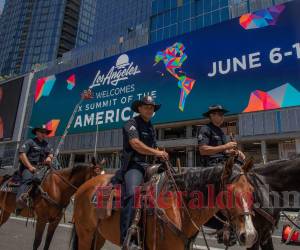 La policía montada patrulla las calles alrededor del Centro de Convenciones de Los Ángeles durante la instalación ayer de la IX Cumbre de las Américas en Los Ángeles, California.