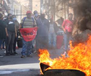 Distintos puntos de Tegucigalpa y Comayagüela amanecieron bloqueados este martes 13 de enero por supuestos colectivos del partido Libertad y Refundación (Libre), extendiéndose por varias horas en algunos sectores, quienes exigen un conteo voto por voto a nivel municipal.