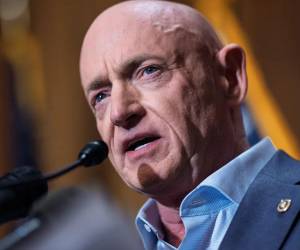 El Pentágono inicia el proceso para degradar el rango de militar al senador Mark Kelly.