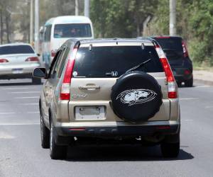 Carros sin placa se han vuelto parte del paisaje urbano en el país, pese al riesgo de no identificar vehículos, mientras el IP promete desde 2023 una reposición que nunca llega.