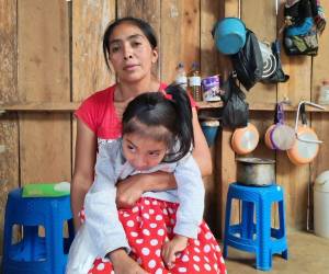 Doña Ada Xiomara pide solidaridad para su hija Sandy que merece la oportunidad de caminar hacia su educación y felicidad.