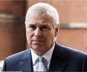 En el día que cumple 66 años, Andrés ya no será recordado como un héroe de la guerra de las Malvinas, indican los medios británicos.