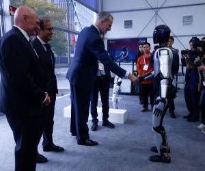 El rey Felipe VI saluda a un robot durante la vigésima edición del Mobile World Congress (MWC), este lunes en Barcelona, España.