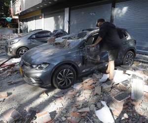 En videos difundidos tras el sismo se observa cómo el pico central de la iglesia de San José de Pereira se desprende.