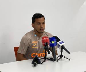 Edwin Rodríguez atendiendo a la prensa en España.