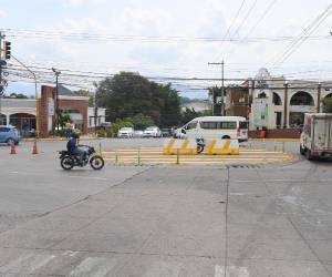 La comuna capitalina proyecta construir un puente a desnivel en la rotonda frente a plaza Loarque para agilizar el tránsito en zonas saturadas de vehículos.