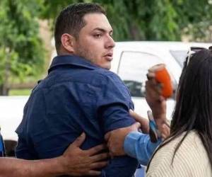 Momento en el que el hombre fue detenido por las autoridades policiales.