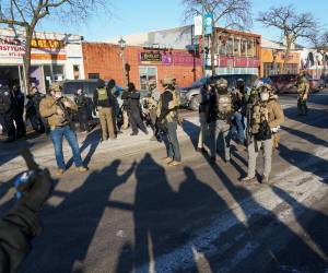 En un momento, uno de los oficiales parece golpearlo con la culata de una pistola justo antes de que otro operativo abra fuego contra el individuo.