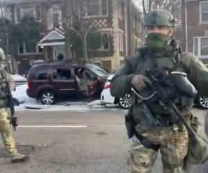 El agente de ICE le pedía a los vecinos de la víctima se que relajaran.