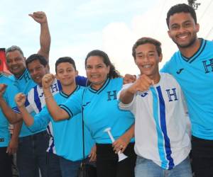 La afición hondureña está llegando al Nacional para apoyar a la H ante Jamaica.