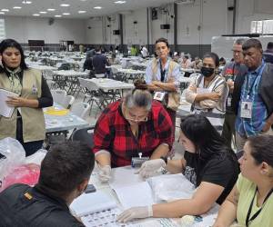 Tras más de una semana de retraso y disturbios, el CNE inició este jueves el escrutinio especial con la revisión de 2,792 actas con inconsistencias.