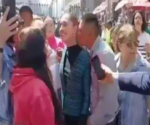 El momento quedó captado en video y pese a sentirse muy incómoda, la presidenta de México, Claudia, Sheinbaum, le dijo que se tomaría una fotografía con él. Aquí las imágenes.