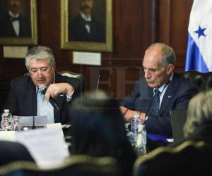 También anunció la eliminación del alquiler de vehículos blindados y la reducción de gastos en combustible y arrendamiento de edificios.