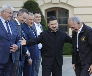 El presidente de Honduras, Nasry 'Tito' Asfura, llegó este viernes a Ucrania, en su primera visita a este país y rindió en Kiev con su homólogo ucraniano, Volodímir Zelenski, homenaje a los soldados caídos en la guerra con Rusia, que se encuentra en su quinto año. Aquí las imágenes.