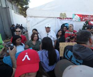 La protesta del alcalde Jorge Aldana frente al Infop genera molestia entre capitalinos, quienes exigen que retome sus funciones hasta enero y supervise obras estancadas desde hace meses.