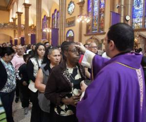 Centenares de creyentes asistieron desde primera hora de la mañana de este miércoles -18 de febrero- a los diferentes templos en sus países, incluyendo Honduras.