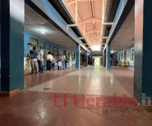 Tras liberadas las instalaciones, comenzaron a llegar los empleados de la institución.