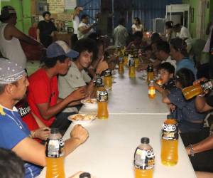 Migrantes en la frontera norte y sur de México celebran la Navidad en medio de la incertidumbre y la nostalgia por estar lejos de casa y por no hallar en México un lugar donde puedan establecerse, pero tampoco tienen esperanza de llegar a Estados Unidos, tras las medidas migratorias de Donald Trump.