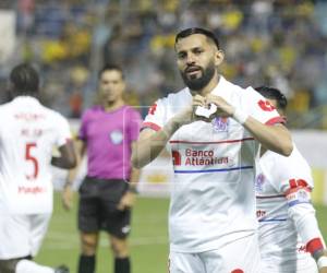 Jorge Álvarez llegó solo al área tras centro desde derecha solo a empujar el balón.
